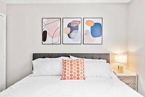 Cozy Chic 2BR King Suite w Gym Pool Close to DT