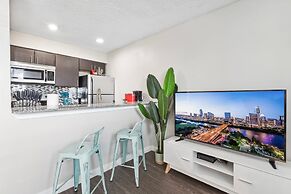 Charming King Bed 1BR w Pool 5 Min to DT