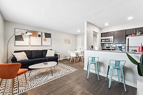 Charming King Bed 1BR w Pool 5 Min to DT