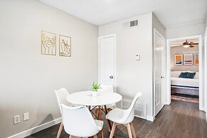 Charming King Bed 1BR w Pool 5 Min to DT