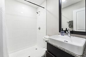 Charming King Bed 1BR w Pool 5 Min to DT