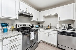 Spacious 2BR King Suite w Gym Pool Close to DT