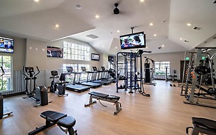 Spacious 2BR King Suite w Gym Pool Close to DT