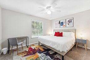 Spacious 2BR King Suite w Gym Pool Close to DT