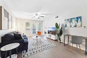 Spacious 2BR King Suite w Gym Pool Close to DT