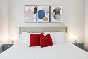 Spacious 2BR King Suite w Gym Pool Close to DT