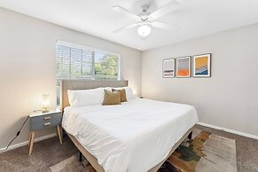 Spacious 2BR King Suite w Gym Pool Close to DT