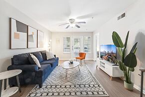 Spacious 2BR King Suite w Gym Pool Close to DT