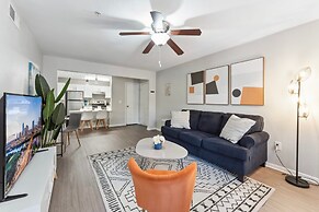 Spacious 2BR King Suite w Gym Pool Close to DT