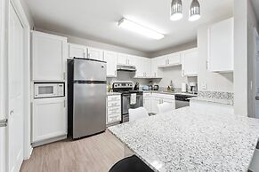 Spacious 2BR King Suite w Gym Pool Close to DT
