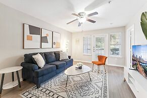 Spacious 2BR King Suite w Gym Pool Close to DT