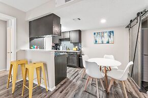 Soco 2BR Comfy Suite w Pool King bed Fast Wifi