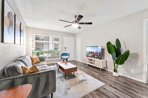 Soco 2BR Comfy Suite w Pool King bed Fast Wifi