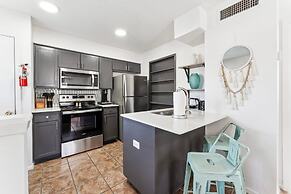 Prime Location Chic 1BR Fast Wifi 7 Min to Downtown