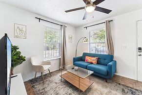 Prime Location Chic 1BR Fast Wifi 7 Min to Downtown