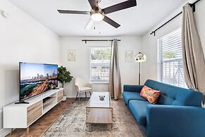 Prime Location Chic 1BR Fast Wifi 7 Min to Downtown