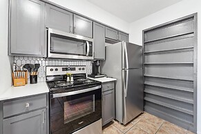 Prime Location Chic 1BR Fast Wifi 7 Min to Downtown