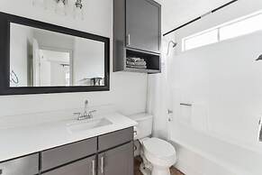Prime Location Chic 1BR Fast Wifi 7 Min to Downtown