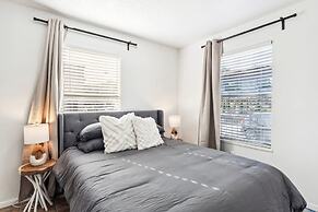 Prime Location Chic 1BR Fast Wifi 7 Min to Downtown