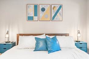 Soco 2BR Cozy Suite w Pool King bed Fast Wifi