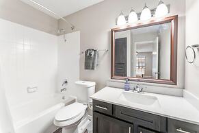 Soco 2BR Cozy Suite w Pool King bed Fast Wifi