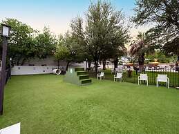 Soco 2BR Cozy Suite w Pool King bed Fast Wifi