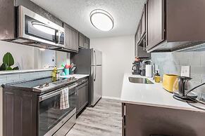 Soco 2BR Cozy Suite w Pool King bed Fast Wifi