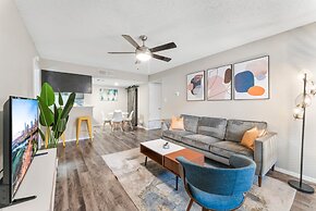 Soco 2BR Cozy Suite w Pool King bed Fast Wifi