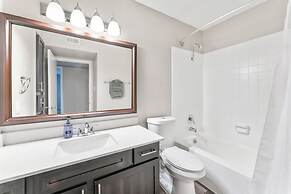 Soco 2BR Cozy Suite w Pool King bed Fast Wifi