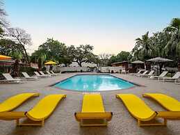 Soco 2BR Cozy Suite w Pool King bed Fast Wifi