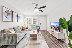 Soco 2BR Cozy Suite w Pool King bed Fast Wifi