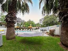 Soco 2BR Cozy Suite w Pool King bed Fast Wifi