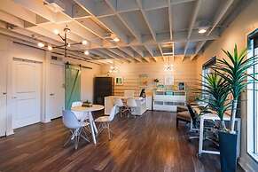 Soco 2BR Cozy Suite w Pool King bed Fast Wifi