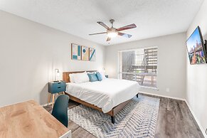 Soco 2BR Cozy Suite w Pool King bed Fast Wifi