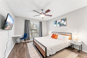 Soco 2BR Corner Suite w Pool King bed Fast Wifi