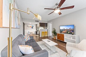 Soco 2BR Corner Suite w Pool King bed Fast Wifi