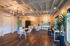 Soco 2BR Corner Suite w Pool King bed Fast Wifi