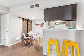 Soco 2BR Corner Suite w Pool King bed Fast Wifi