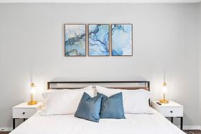 Soco 2BR Corner Suite w Pool King bed Fast Wifi