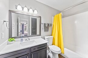 Soco 2BR Corner Suite w Pool King bed Fast Wifi