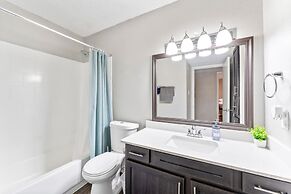 Soco 2BR Corner Suite w Pool King bed Fast Wifi