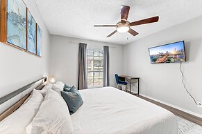 Soco 2BR Corner Suite w Pool King bed Fast Wifi