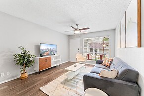 Soco 2BR Corner Suite w Pool King bed Fast Wifi