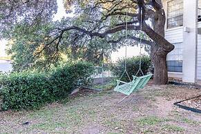 Soco 2BR Corner Suite w Pool King bed Fast Wifi