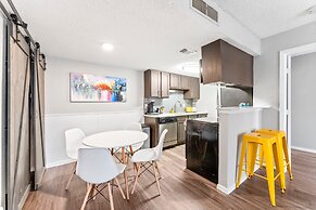 Soco 2BR Corner Suite w Pool King bed Fast Wifi