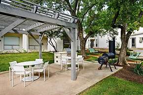 Soco 2BR Corner Suite w Pool King bed Fast Wifi