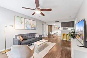 Soco 2BR Corner Suite w Pool King bed Fast Wifi