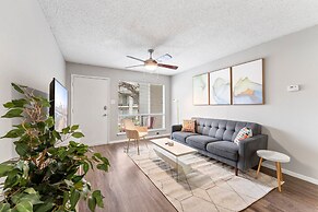 Soco 2BR Corner Suite w Pool King bed Fast Wifi