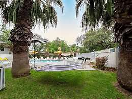 Soco 2BR Corner Suite w Pool King bed Fast Wifi