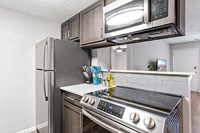 Soco 2BR Corner Suite w Pool King bed Fast Wifi